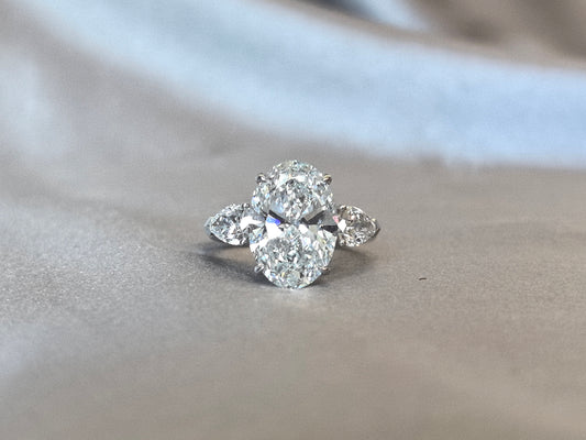 Juno Diamond OV-027|Oval-Center Trilogy Ring | Pear Sidestones |Classic Timeless
