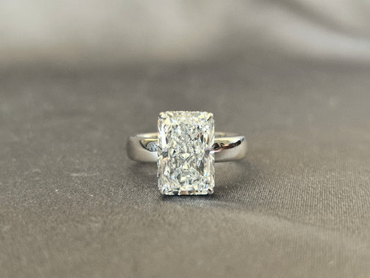 Radiant cut | set with a circle of small diamonds | extra-wide ring band
