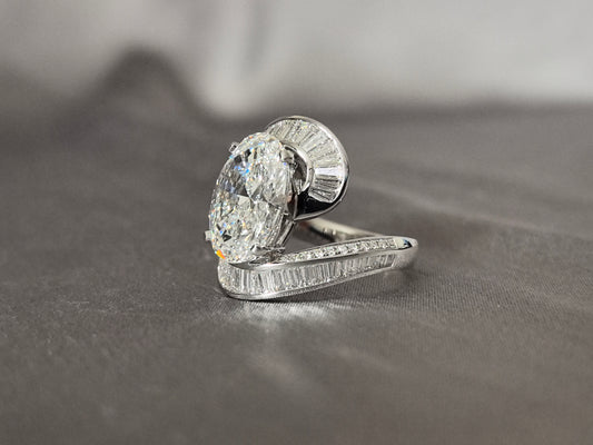 10 carat oval cut | Half ring small emerald and round diamond | Upper and lower half loop design | The ultimate sense of luxury