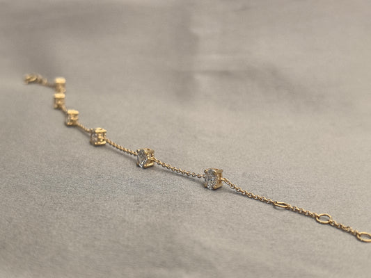 0.2-carat 18k gold oval bracelet, set with 6 lab-grown diamonds | Minimalist design | Suitable for everyday wear