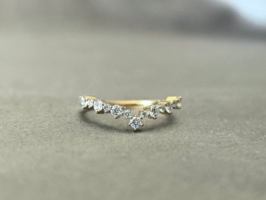 Juno Diamond Round rings of varying sizes with crown design | Vintage-style lab-grown diamond ring | Gradient | Band