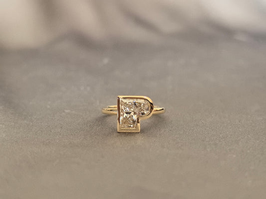 PR-001|Letter P-shaped bezel-set lab diamond ring|Princess-cut diamond initial ring|Personalized alphabet diamond|Sleek and bold statement silhouette