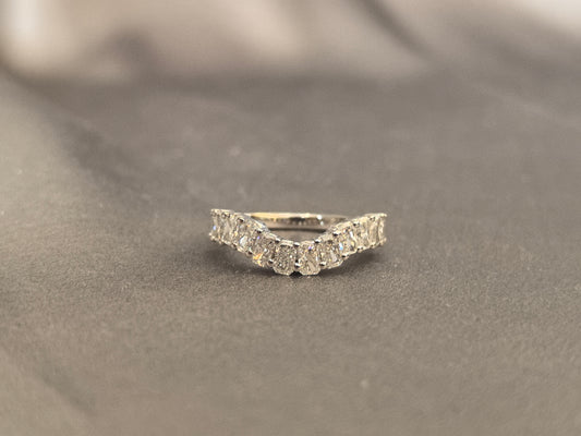 EM-003|V-shaped Radiant-cut diamond wedding band|Half-eternity|Secure prong-set