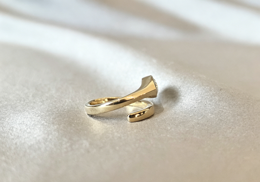 Juno Diamond MA-009|Marquise-cut lab diamond open bypass ring|Bezel Set|Open bypass wrap-around design|Streamlined contemporary aesthetic