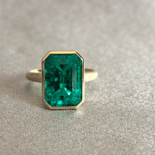 Juno Diamond EM-016 | 2 Carat Green Emerald-Cut Lab-Grown Diamond Three-Stone Bezel-Set Ring