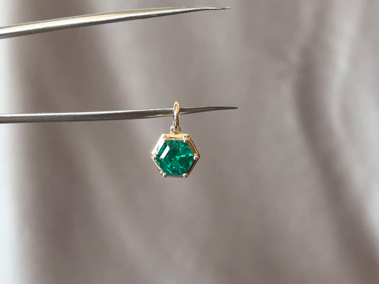 O-020 | Hexagonal-Cut Emerald Charm Pendant | Six-Prong-Set | Elegant Everyday Wear Pendant
