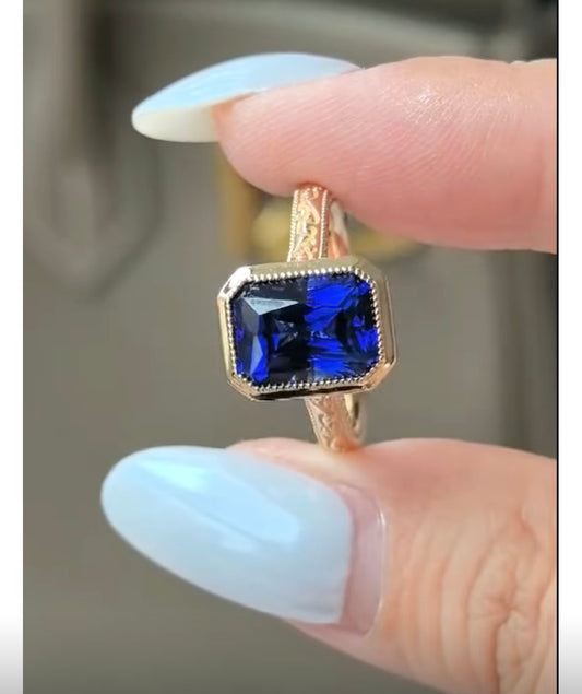 Juno Diamond Royal blue sapphire ring