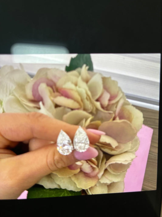 Juno Diamond A link to pay 5 carat each pear studs