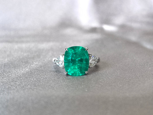 5.6ct 8.8g Cushion Emerald Lab Gemstone Three-Stone Ring | Triangle Side Stones