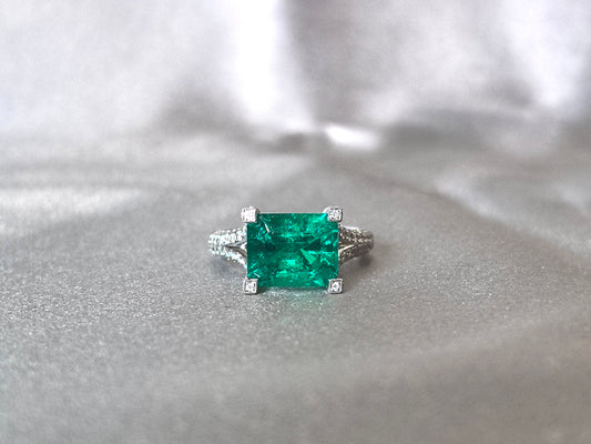 3.9ct 6.2g Split Shank Emerald Lab Gemstone Ring | Half Pavé Band | Prong Setting