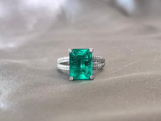 4.2ct 5.3g Emerald Cut Emerald Lab Gemstone Ring | Split Shank | Half Pavé