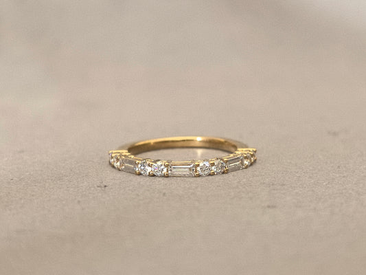 Alternating Emerald & Two Round Diamond Half-Eternity Band in 18K Gold | Vintage Style Lab-Grown Diamond Ring