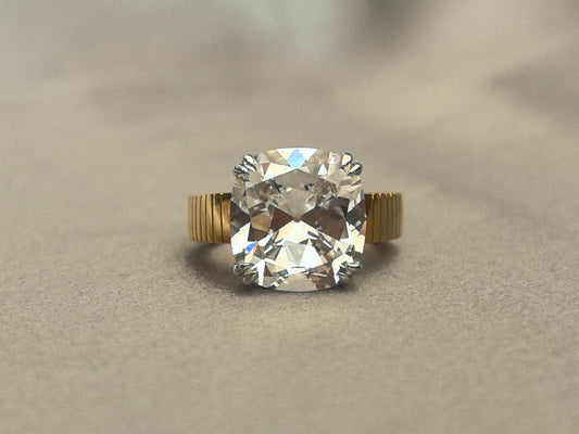 7-carat old mine cut, 24K gold band, 18K gold setting, combined together, giving a vintage and elegant feel
