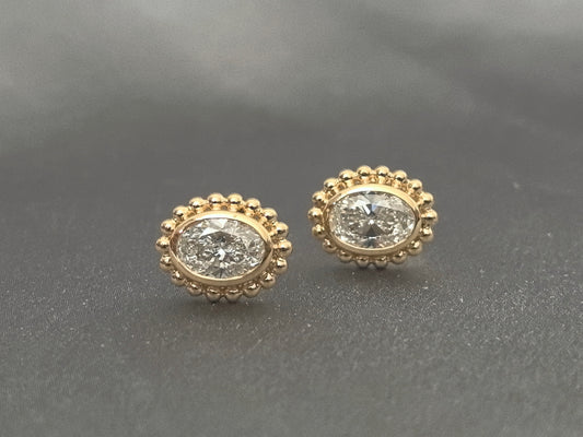 Oval stud earrings with a sunflower-shaped setting | vintage luxury feel | laboratory diamonds
