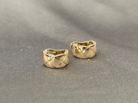Diamond-pattern wide stud earrings | 18k Yellow gold