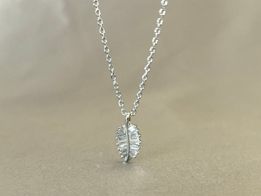 Leaf-shaped pendant necklace, lab diamond
