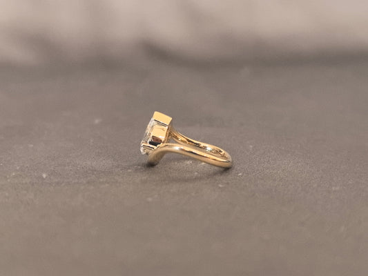 PE-014 |Pear Shape Diamond Ring | Bezel Setting | Curved Shank