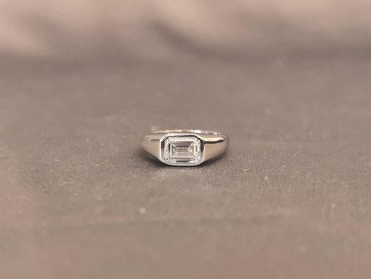 EM-006 | Emerald Cut Diamond Ring | Round Shank | Minimalist