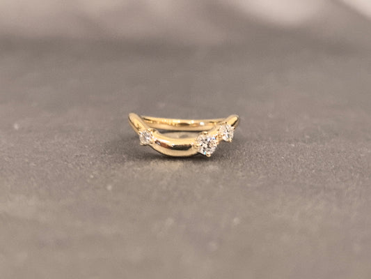 RO-018|Curved Diamond Wedding Band|Three-Stone Prong Set|Yellow Gold Stackable Ring|Contour Enhancer Band|Minimalist Bridal Jewelry
