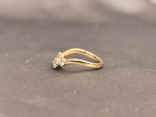 RO-018|Curved Diamond Wedding Band|Three-Stone Prong Set|Yellow Gold Stackable Ring|Contour Enhancer Band|Minimalist Bridal Jewelry