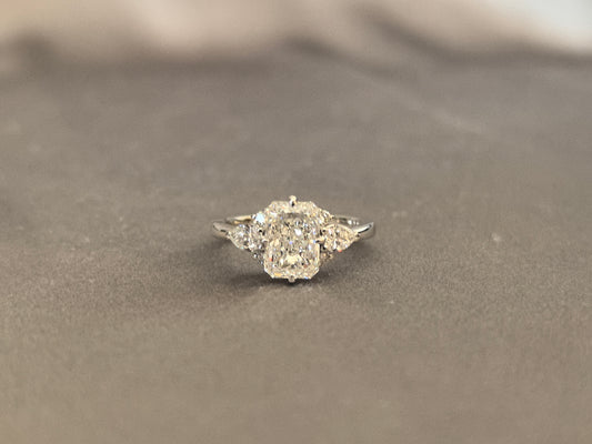 RD-002|Three-stone radiant-cut lab diamond engagement ring |Pear-shaped sidestone|4-Prong Set