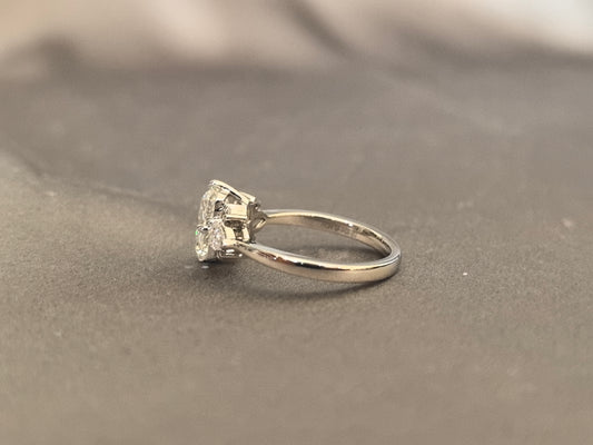 RD-002|Three-stone radiant-cut lab diamond engagement ring |Pear-shaped sidestone|4-Prong Set