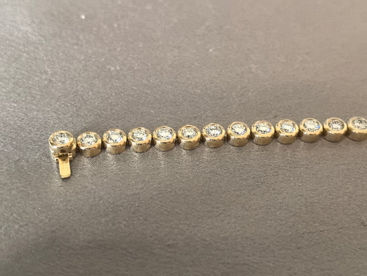 B-001|Bezel-set lab diamond tennis bracelet|Round-cut lab diamond|Smooth articulated design|Secure box clasp closure|