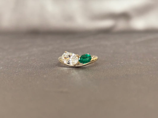 OV-055 | Oval Diamond & Emerald Toi et Moi Ring | Prong-Set | Contemporary Two-Stone Design