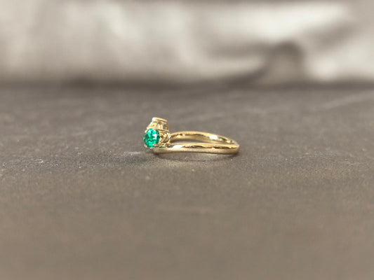OV-055 | Oval Diamond & Emerald Toi et Moi Ring | Prong-Set | Contemporary Two-Stone Design