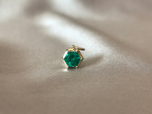 O-020 | Hexagonal-Cut Emerald Charm Pendant | Six-Prong-Set | Elegant Everyday Wear Pendant