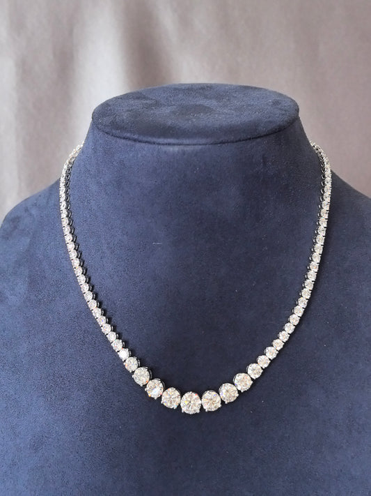 N-010 | Round Brilliant-Cut Diamond Necklace | Four-Prong-Set | Sophisticated Statement Piece