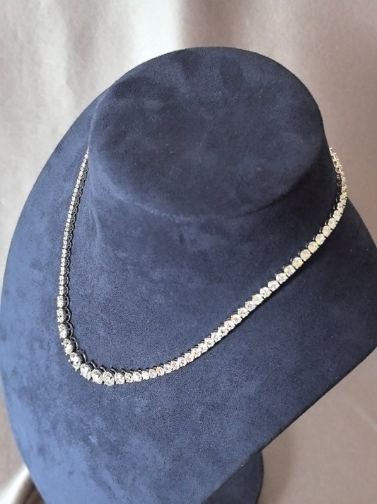 N-010 | Round Brilliant-Cut Diamond Necklace | Four-Prong-Set | Sophisticated Statement Piece