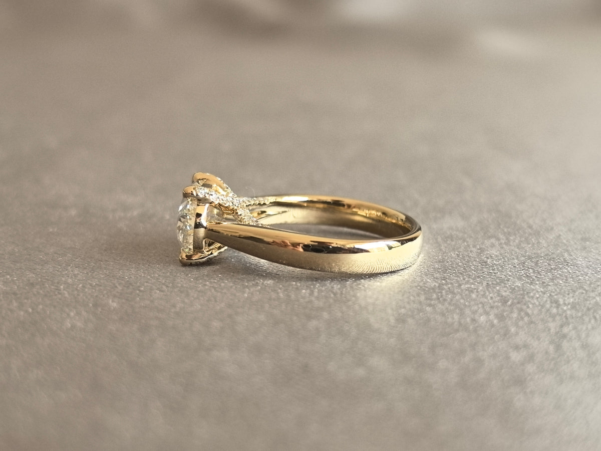 Juno Diamond OV-084 | 2.5 Carat Oval-Cut Lab-Grown Diamond Ring with Pavé Crossover Shank Ring