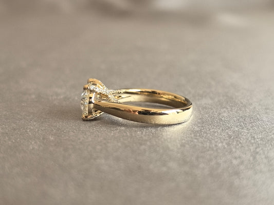 Juno Diamond OV-084 | 2.5 Carat Oval-Cut Lab-Grown Diamond Ring with Pavé Crossover Shank Ring