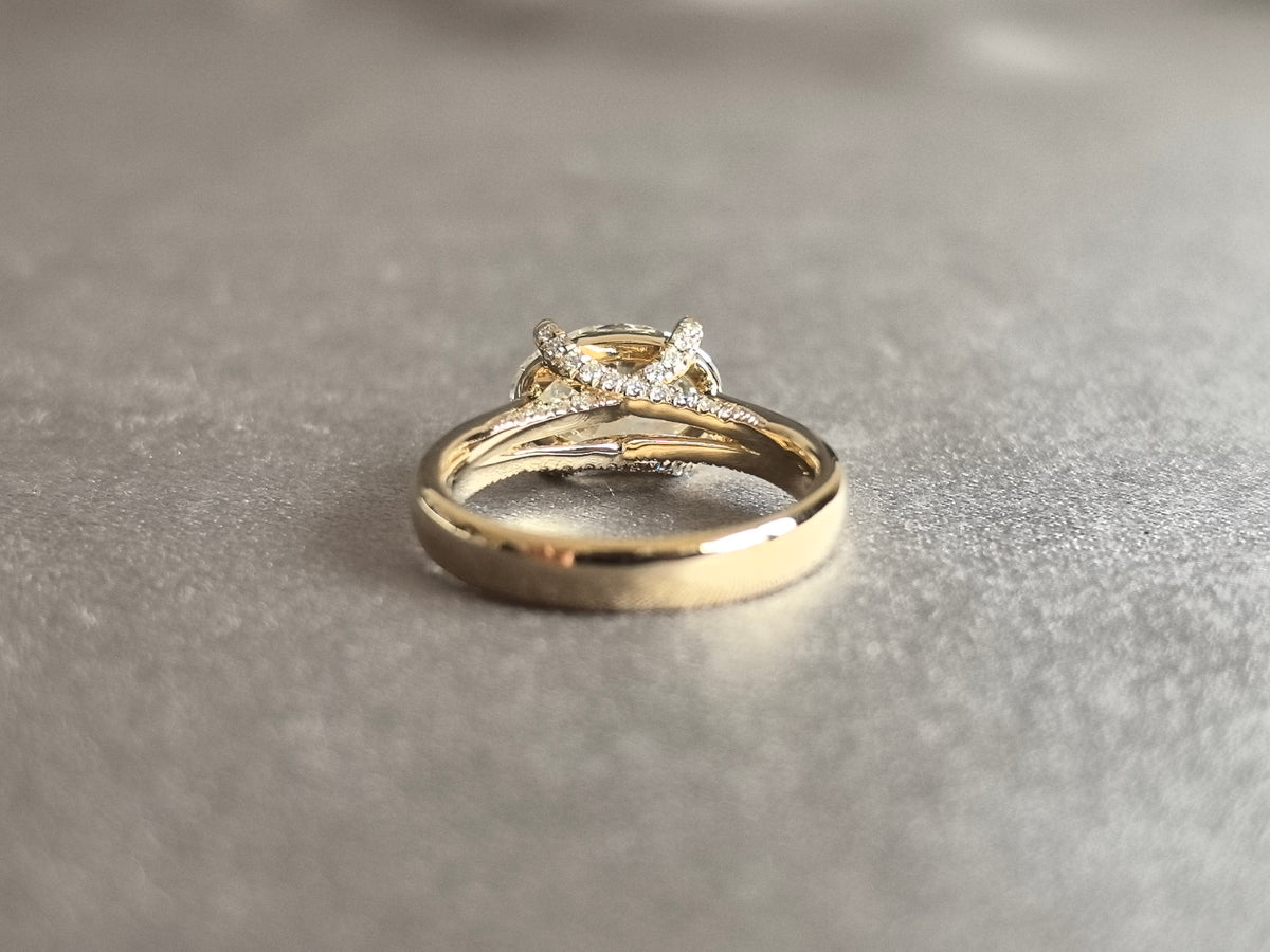 Juno Diamond OV-084 | 2.5 Carat Oval-Cut Lab-Grown Diamond Ring with Pavé Crossover Shank Ring