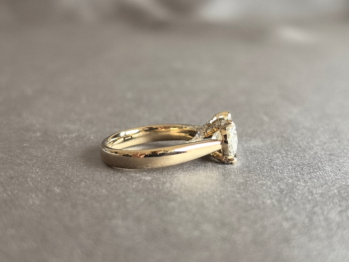 Juno Diamond OV-084 | 2.5 Carat Oval-Cut Lab-Grown Diamond Ring with Pavé Crossover Shank Ring
