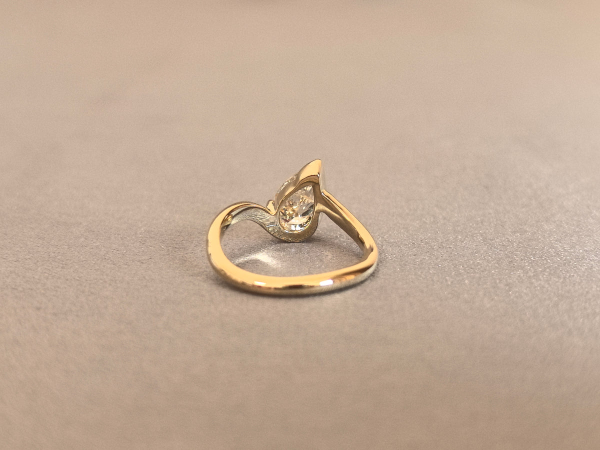 Juno Diamond PE-049 | 1 Carat Pear-Cut Lab-Grown Diamond Solitaire Ring With Partial Bezel Setting Ring