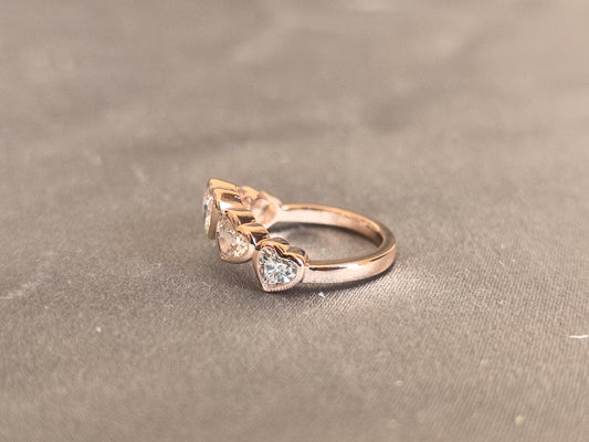 Juno Diamond HE-002 | Heart-Shaped Lab-Grown Diamond Bezel Set Five-Stone Ring with Sculptural Profile Ring