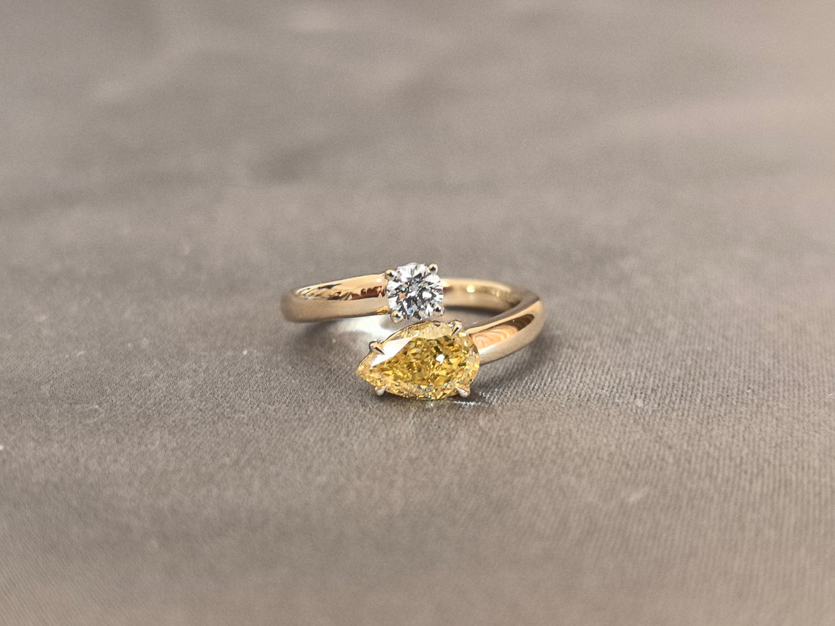 Juno Diamond MX-029 | 1 Carat Yellow Pear-Cut and Round Lab-Grown Diamond Open Twist Two-Stone Ring Ring