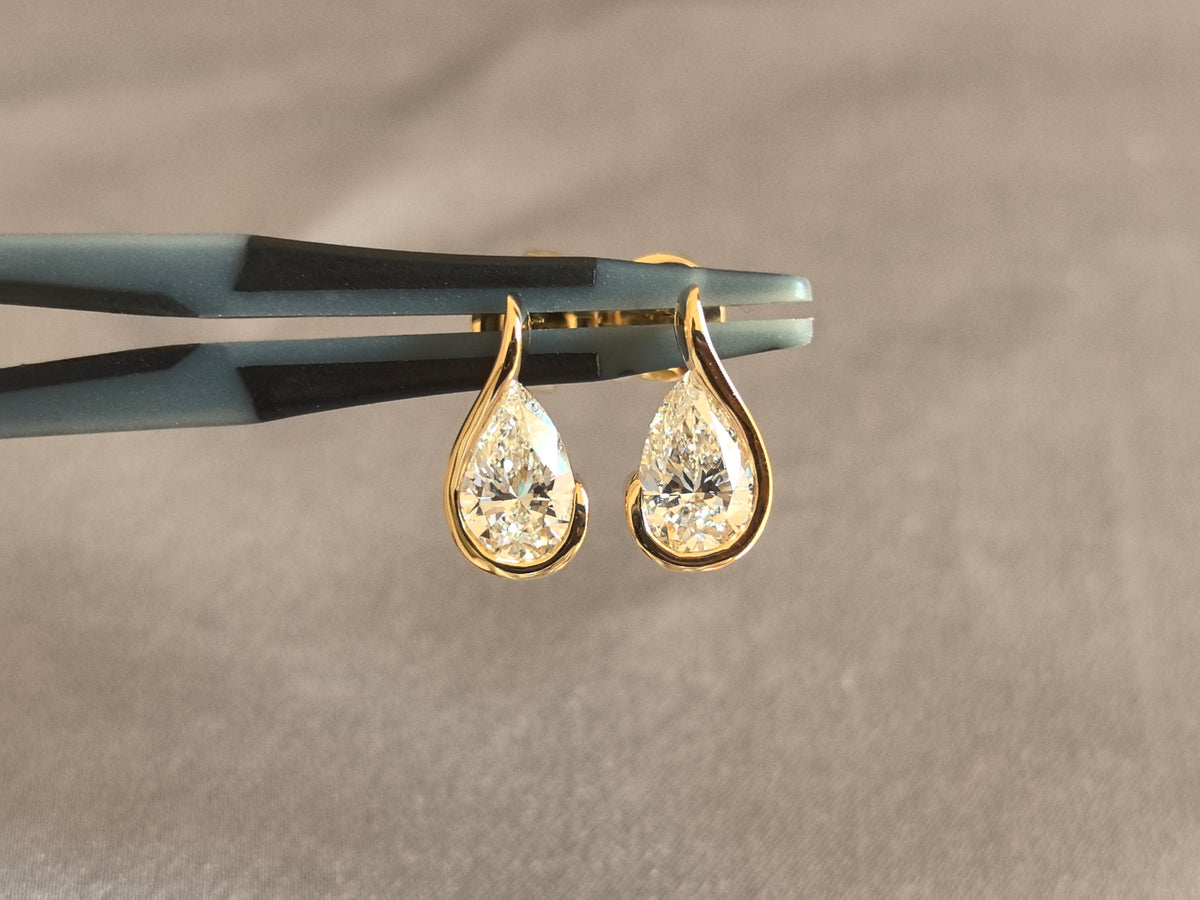 Juno Diamond E-055 | 1 Carat Pear-Cut Lab-Grown Diamond Earrings With Sculptural Bezel Setting In Yellow Gold Earrings