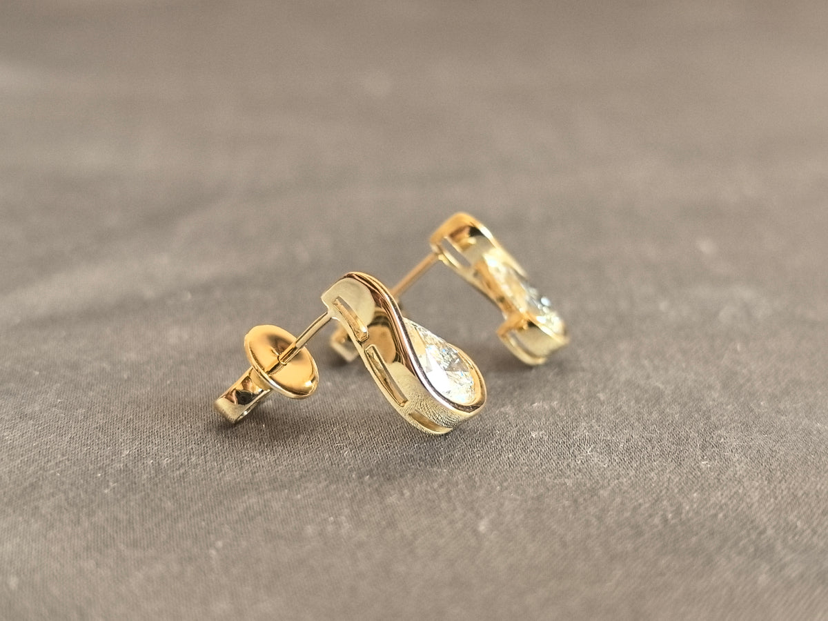 Juno Diamond E-055 | 1 Carat Pear-Cut Lab-Grown Diamond Earrings With Sculptural Bezel Setting In Yellow Gold Earrings
