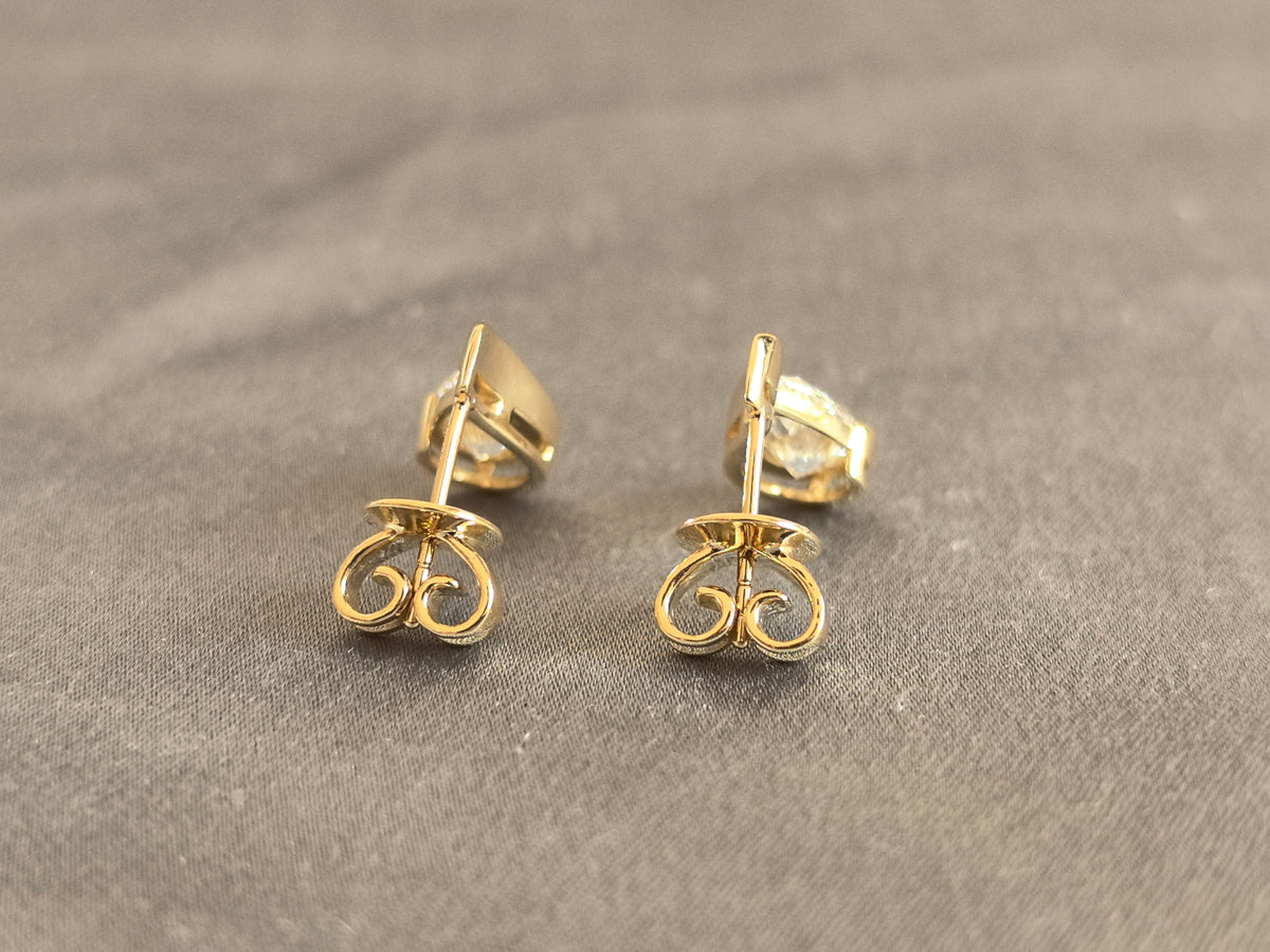 Juno Diamond E-055 | 1 Carat Pear-Cut Lab-Grown Diamond Earrings With Sculptural Bezel Setting In Yellow Gold Earrings