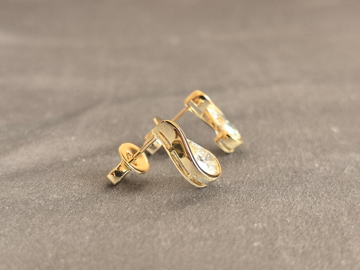 Juno Diamond E-055 | 1 Carat Pear-Cut Lab-Grown Diamond Earrings With Sculptural Bezel Setting In Yellow Gold Earrings
