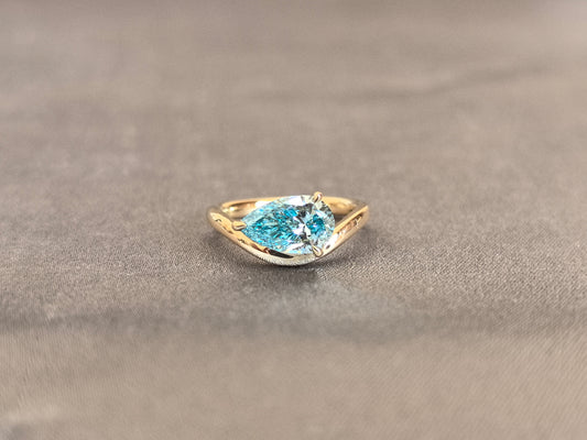 Juno Diamond PE-055 | 1 Carat Blue Pear-Cut Lab-Grown Diamond Ring Featuring Sculptural Curved Band in Yellow Gold Ring