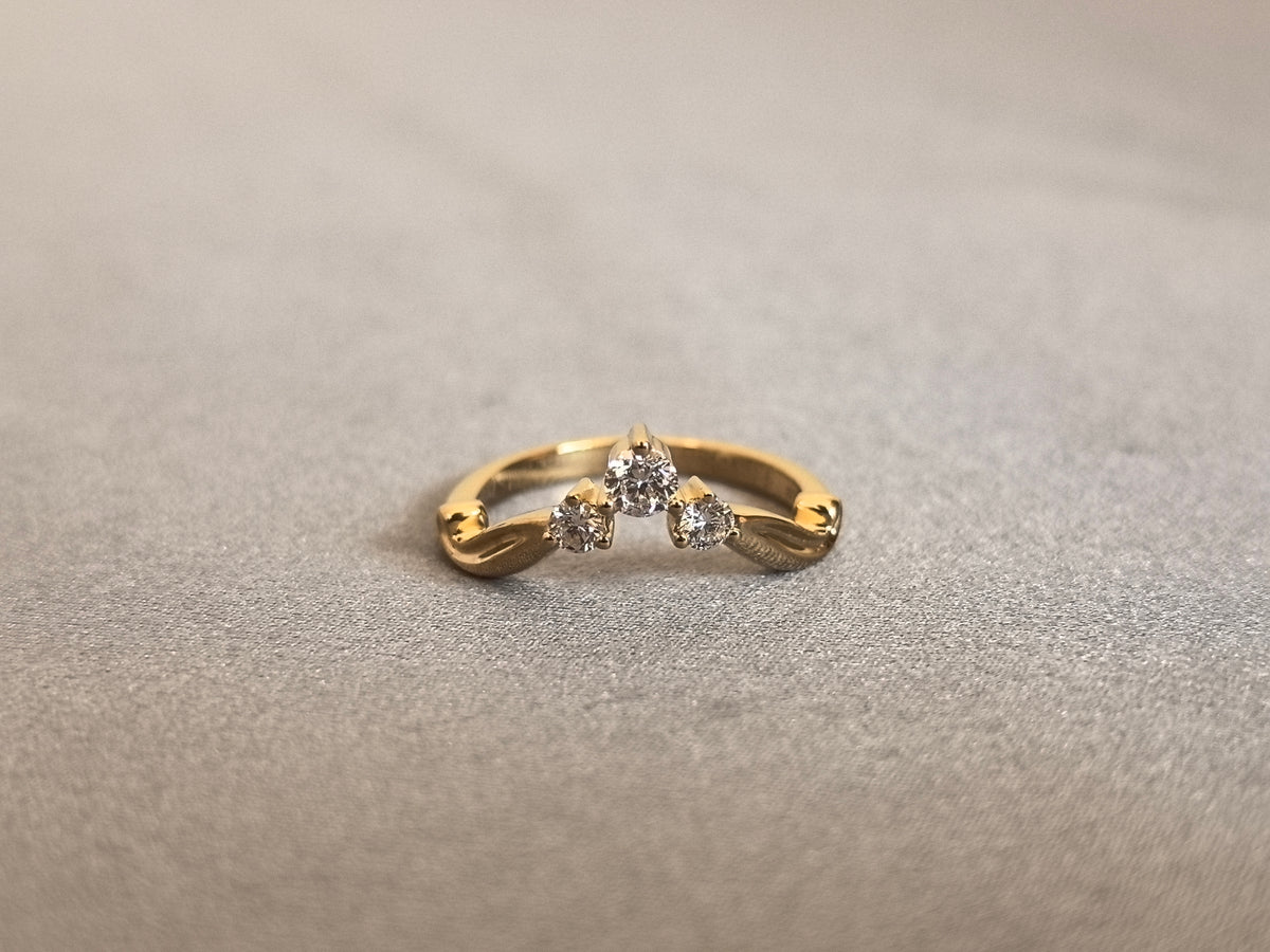 Juno Diamond RO-064 | Three Stone Leaf-Textured Split-Shoulder Lab-Grown Diamond Arc Ring in Yellow Gold Ring