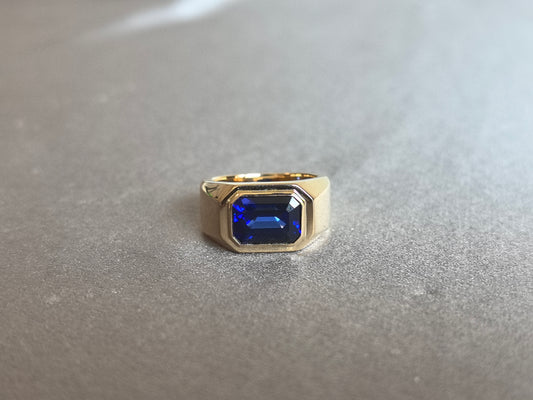 Juno Diamond EM-038 | 5 Carat Blue Emerald-Cut Sapphire Wide-Shoulder Signet Ring Ring