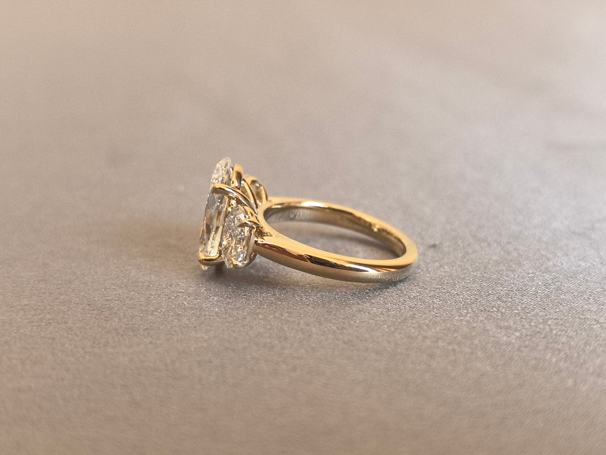 Juno Diamond OV-103 | 3 Carat Oval-Cut Lab-Grown Diamond Graduated Three-Stone Ring Ring