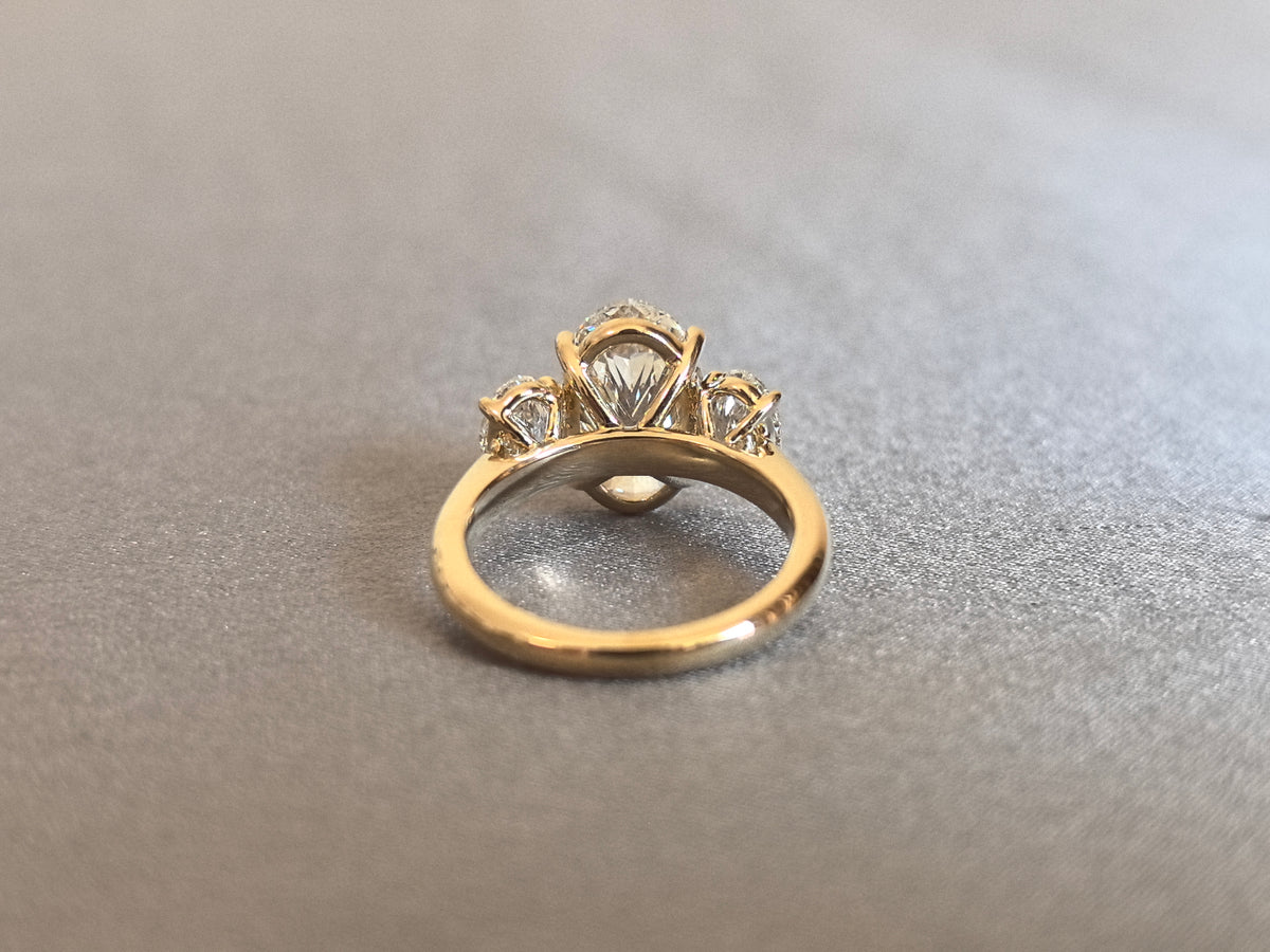 Juno Diamond OV-103 | 3 Carat Oval-Cut Lab-Grown Diamond Graduated Three-Stone Ring Ring