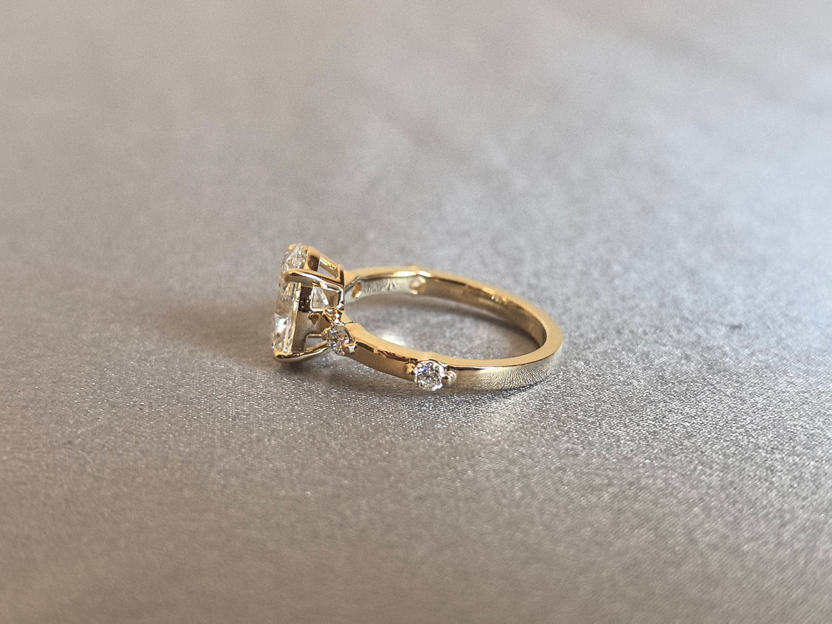 Juno Diamond OV-104 | 2.5 Carat Oval-Cut Lab-Grown Diamond Staggered Shoulder Ring Ring