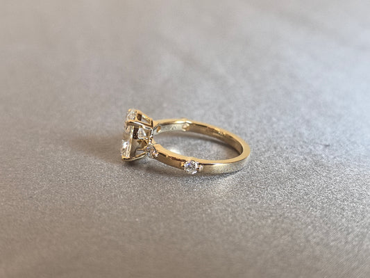 Juno Diamond OV-104 | 2.5 Carat Oval-Cut Lab-Grown Diamond Staggered Shoulder Ring Ring